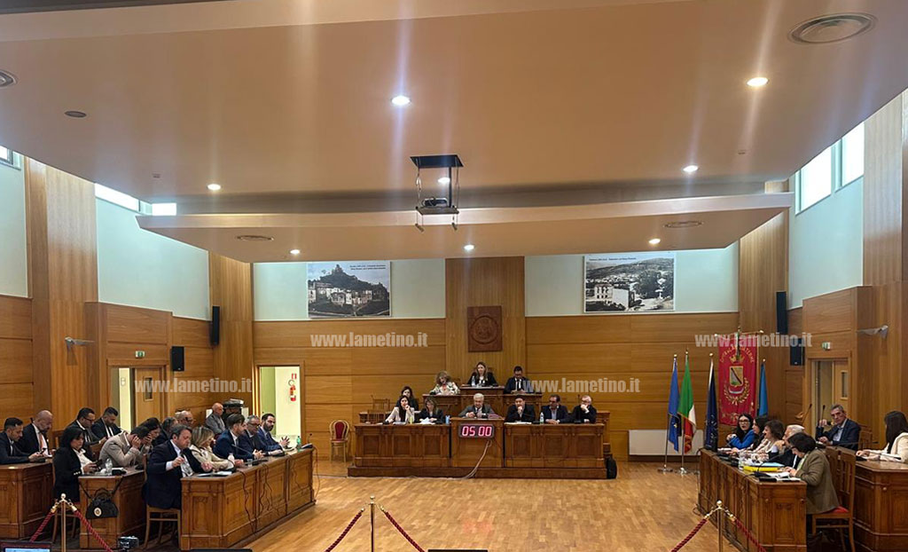 Lamezia, opposizione centrosinistra: "Con nascita gruppo consiliare Futuro Nazionale si apre un nodo politico"