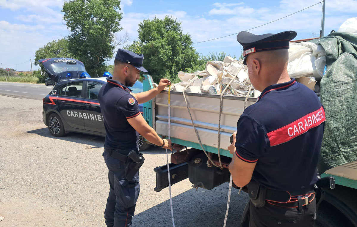 Sequestrato autocarro con 15 quintali di rifiuti edili privi di tracciabilità a Sellia Marina, denunciato conducente