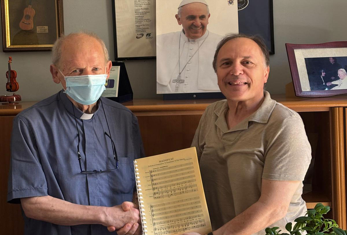 Consegnata da don Pino Latelli al Conservatorio di Vibo partitura del Magnificat e pergamena di riconoscenza