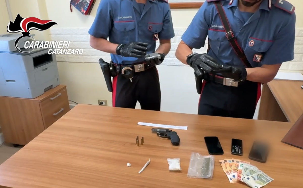 Trovato con una pistola carica nel borsello: arrestato 24enne a Davoli