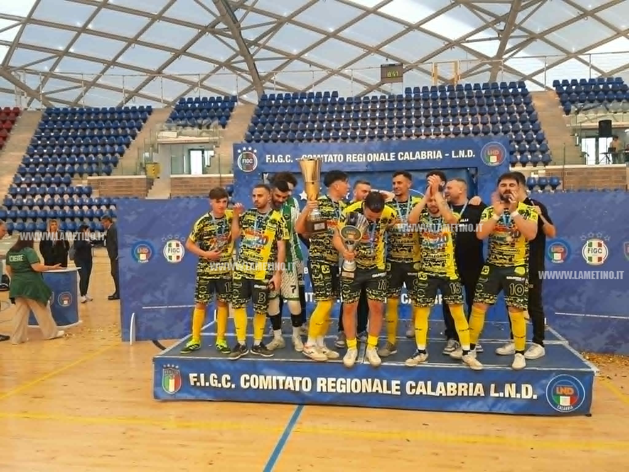 Il_Pianette_Futsal_con_la_Supercoppa_ed_il_trofeo_di_prima_classificata_nel_girone_A_di_serie_C2_c3ebe.jpg
