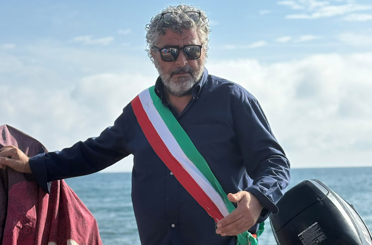 Erosione costiera, il Sindaco di Crucoli protesta in mare: "