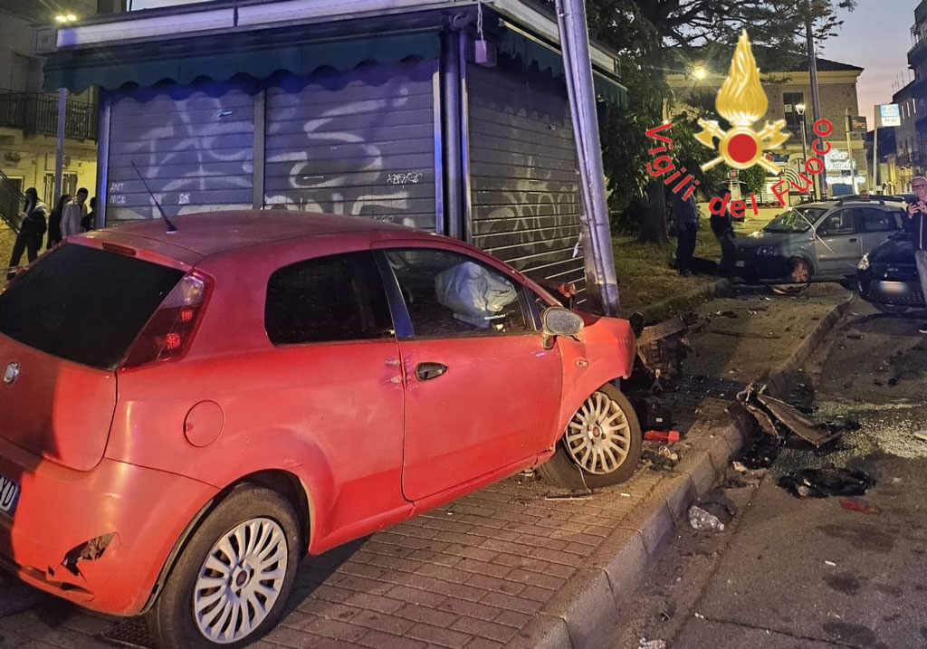 Investe una giovane donna e finisce contro un palo: due feriti in codice rosso a Catanzaro