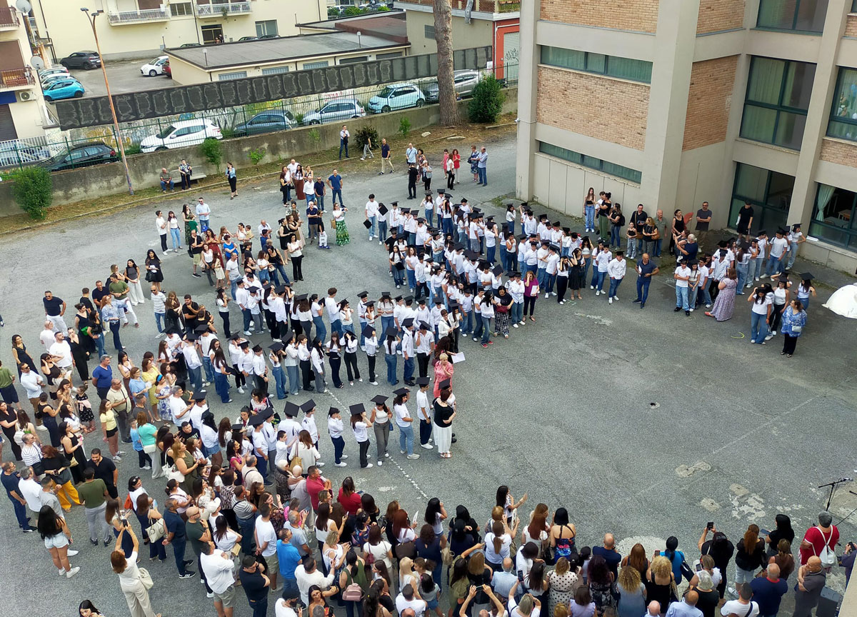 La-cerimonia-del-tocco-nel-cortile-della-scuola_eabb1.jpg