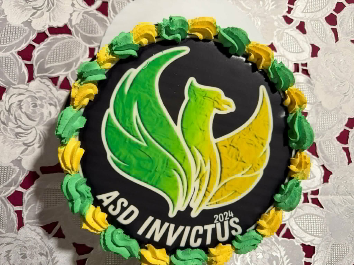 La-torta-con-lo-stemma-sociale-preparata-per-la-festa-promozione_425b6.jpg