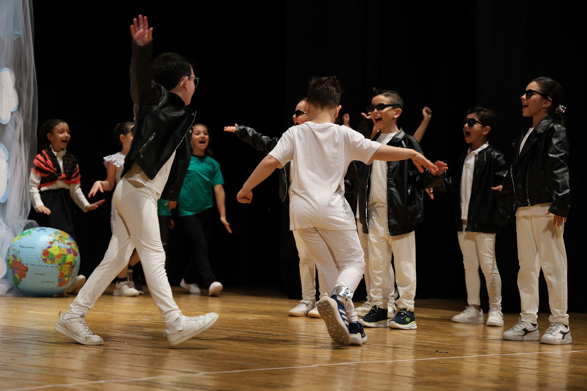“Amici tra le nuvole”: la magia del teatro incanta il palco 