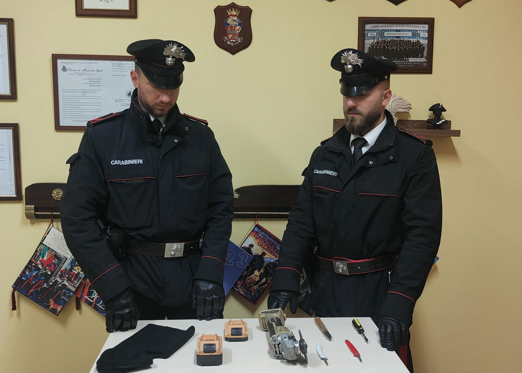 Avevano attrezzi da scasso e coltello: 4 denunce a Simeri Crichi per violazione di domicilio