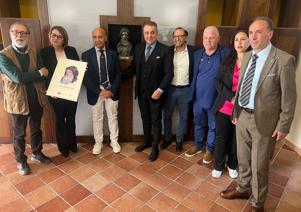 Patrimoni d’Arte e il Maestro Carnevali insieme per Museo Multimediale San Francesco di Paola: donata scultura
