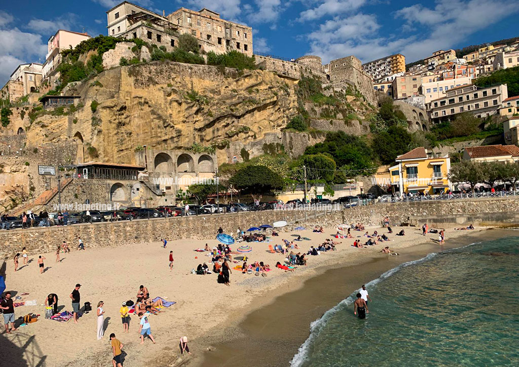 Turismo, prime presenze e mete gettonate nei ponti di primavera: la Calabria si prepara all’estate