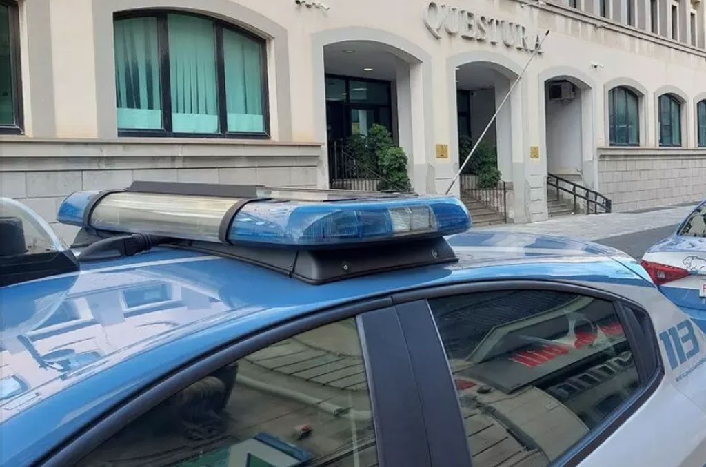 Perseguita i vicini di casa a Crotone, scattano divieto di avvicinamento e braccialetto