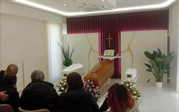 Si lancia da balcone con figli, da autopsia la caduta è stata simultanea. Aperta la camera ardente: sabato i funerali