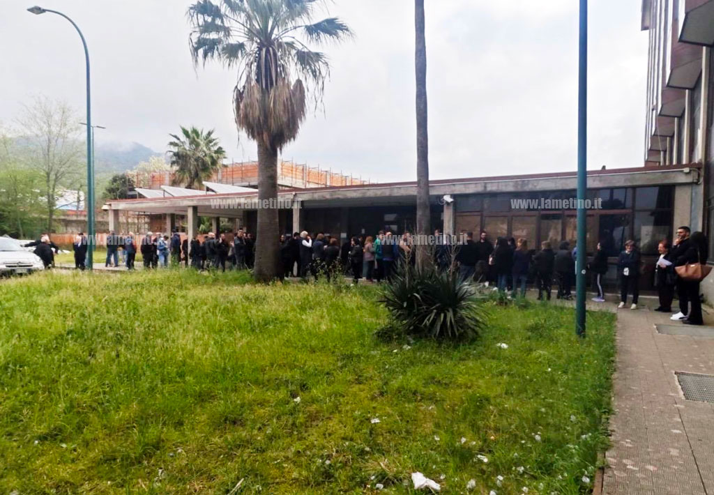 Lamezia, boom di affluenza all'open day su carte identità: il 19 aprile sospeso servizio per nuove richieste