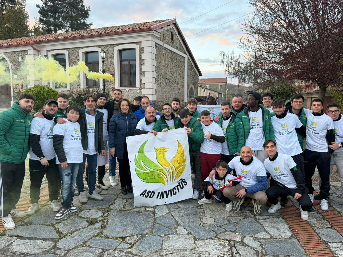 Squadra-e-dirigenti-con-la-maglia-celebrativa-per-la-promozione-conquistata_85874.jpg