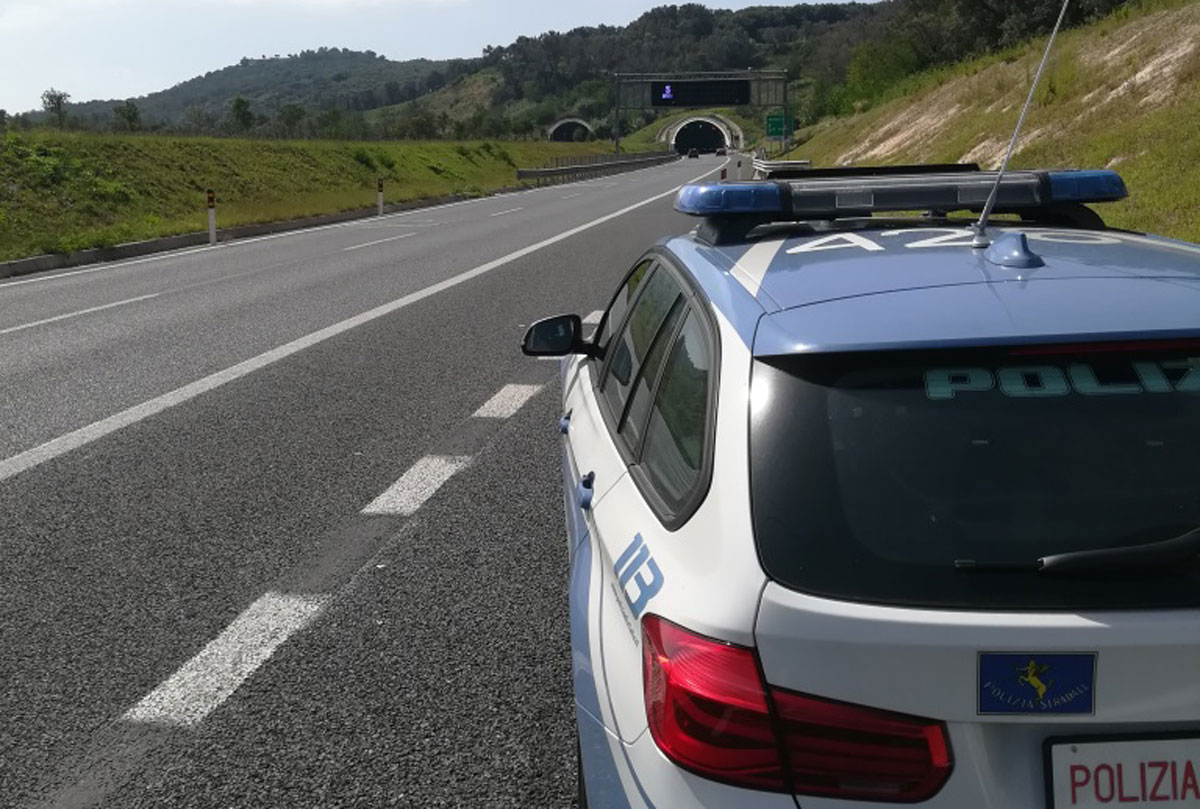 Controlli della Polizia, sequestro di hashish e cocaina sull