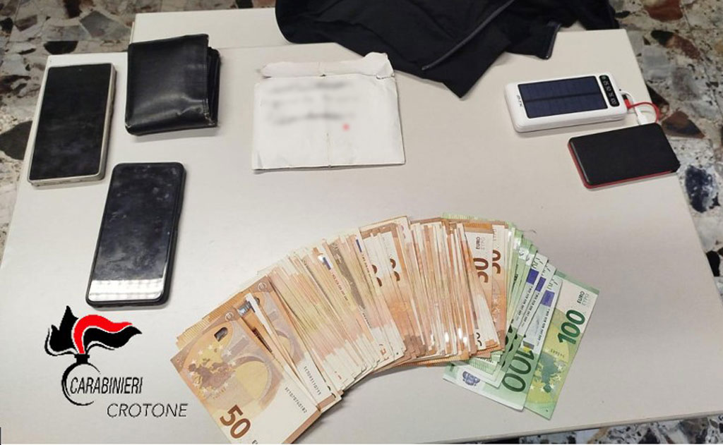Truffa ai danni di un anziano a Petilia, carabinieri arrestano presunti responsabili e riconsegnano refurtiva