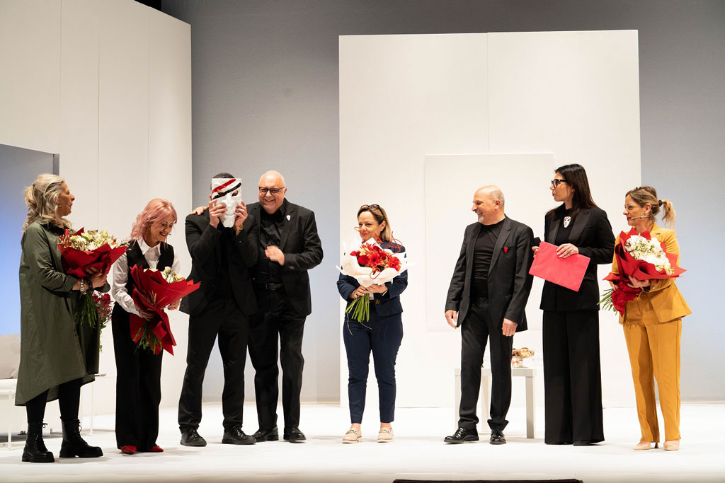 Lamezia, l'amicizia oltre il bianco: “Tre amiche e uno sciatore” in scena al Teatro Grandinetti