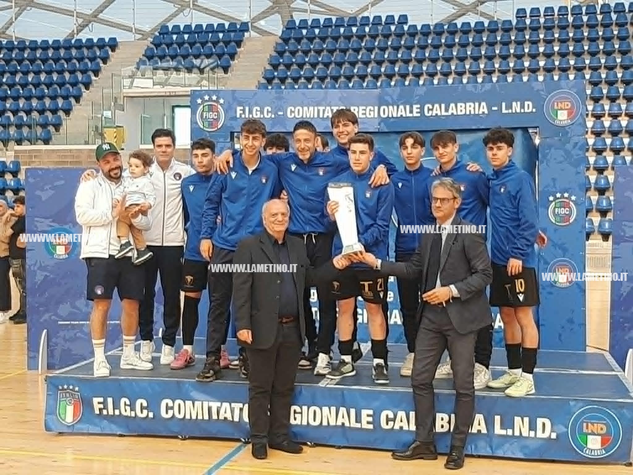 Under 19 della Calabria con il trofeo di Campioni d'Italia vinto il giorno prima a Fondi