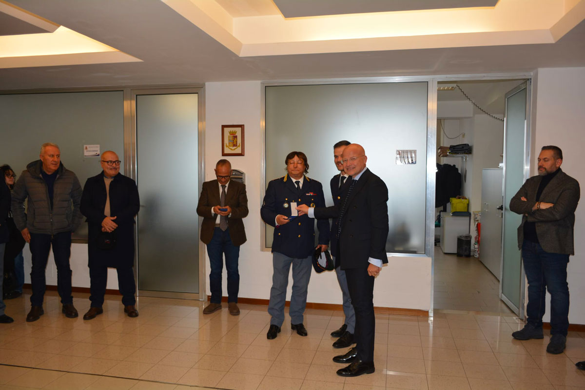 Coisp polizia omaggia sostituto commissario Mellace
