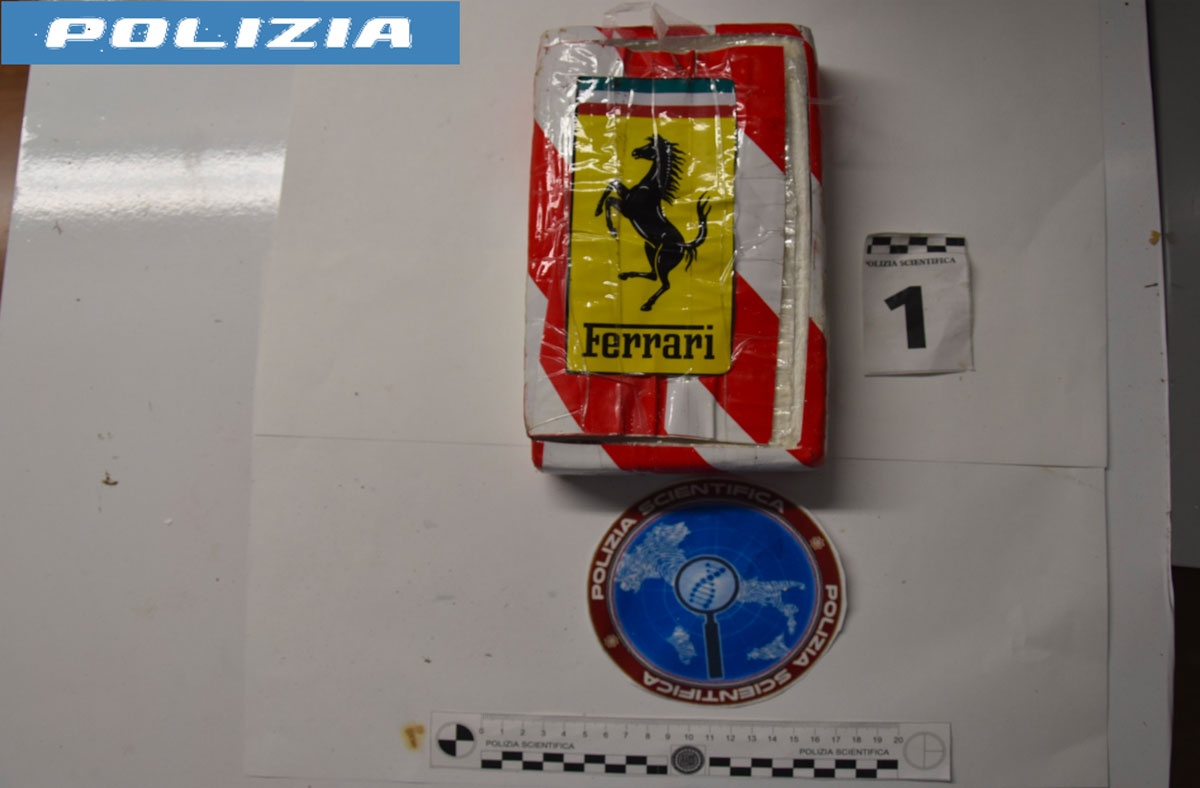 Viaggiava con oltre 1,2 kg di cocaina in auto noleggiata, ar