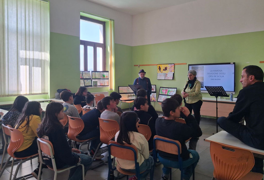 La lettura si fa scena: 700 studenti della Presila riscoprono il piacere dell’ascolto e della lettura ad alta voce