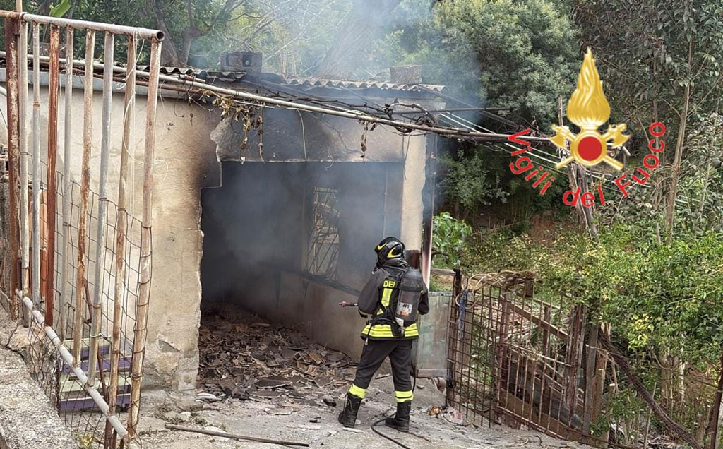 Lamezia, incendio di un magazzino in via Grappa: accertamenti in corso su cause