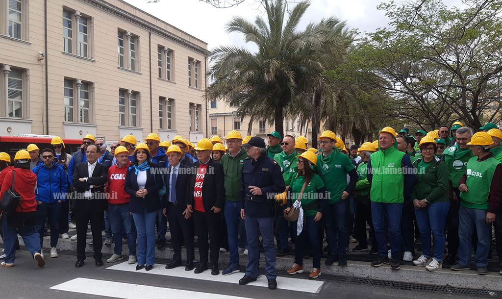 Morti bianche, sindacati e Unindustria in marcia a Catanzaro: “Il lavoro è dignità, non dolore” - Video