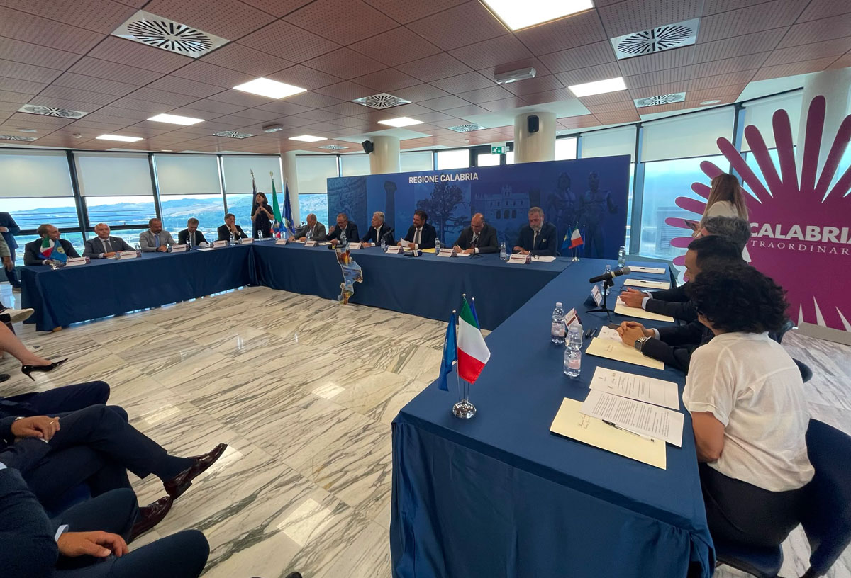 Calabria ponte tra Europa e Asia: tavolo permanente con Hong Kong per attrarre investimenti e aprire nuovi mercati