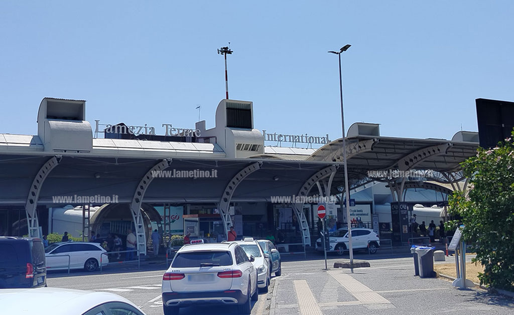 Lamezia, pilota Canadair accoltellato all’aeroporto. Aggressore in fuga