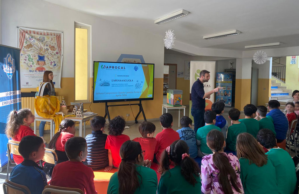 A Lamezia “L’ape va a scuola”: 355 alunni del “Gatti Manzoni Augruso” alla scoperta della biodiversità e dei mieli di Calabria