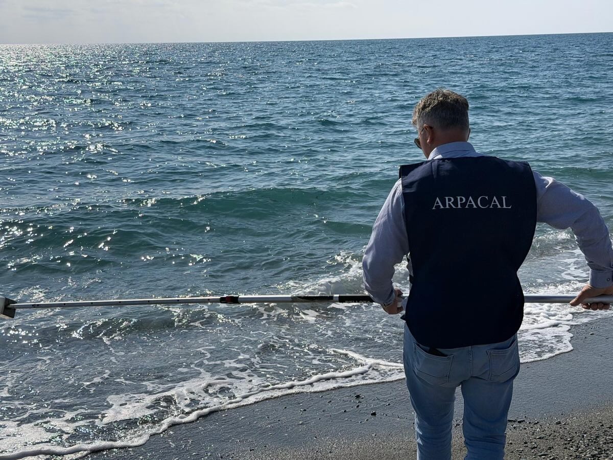 Macchia in mare a Gizzeria, Arpacal su esiti analisi: "Nessuna contaminazione"