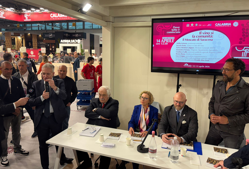 Presentato al Vinitaly il libro sul Moscato di Saracena di Saveria Sesto: storie, tradizioni e identità del vino calabrese