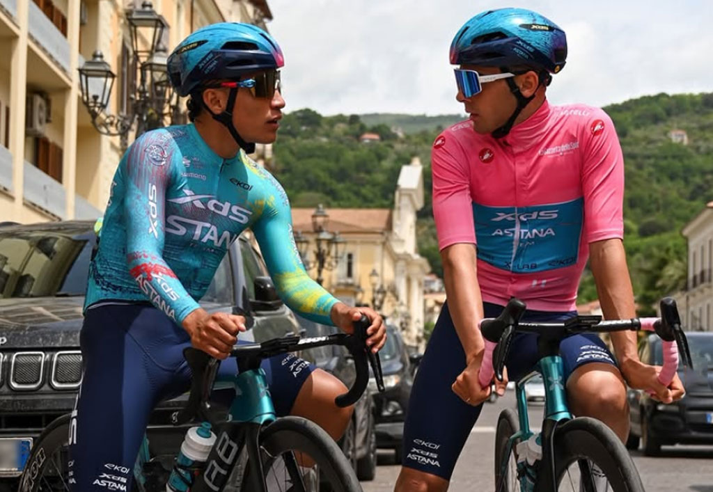 Lamezia, la Maglia Rosa e il suo team tra le vie del centro: pausa caffè sul corso nel “rest day” del Giro