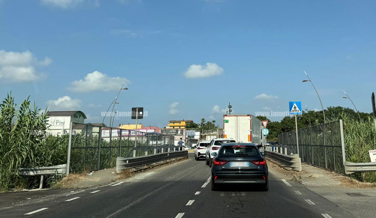 Lamezia, camion bloccato alla rotatoria di via del Progresso