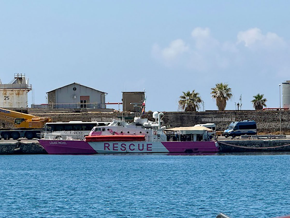 Sbarcati 60 migranti a Vibo Marina, trasferiti all'hotspot d