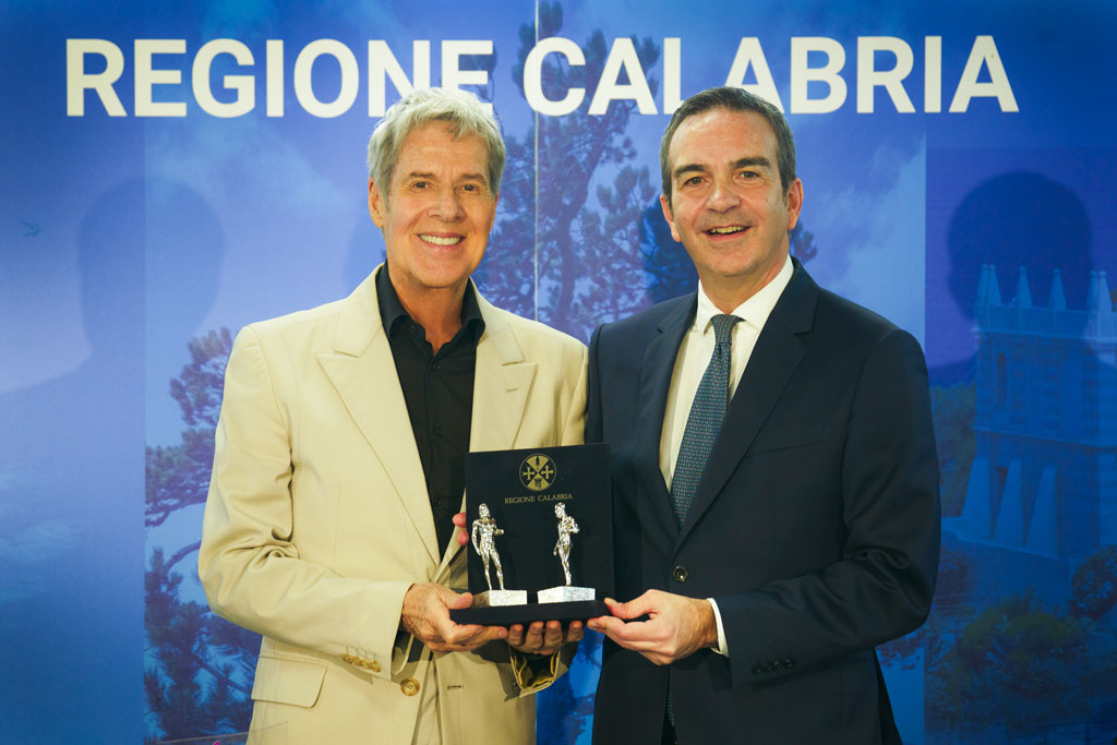 Claudio Baglioni riceve l’onorificenza speciale “Calabria Straordinaria”al valore artistico e alla carriera