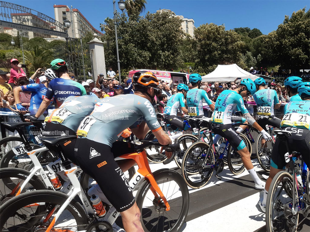 Il Giro d'Italia riparte da Catanzaro, grande partecipazione al via della tappa 4