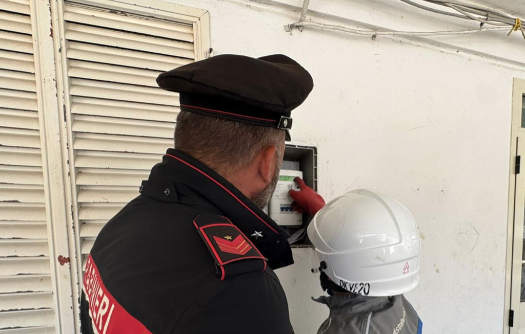 Furto energia elettrica, carabinieri scoprono ingegnoso e illecito sistema a Belcastro: denunciata 55enne