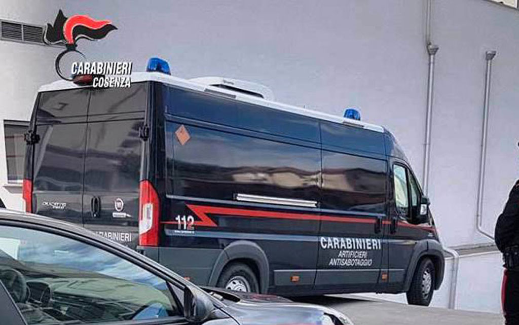 Rientrato allarme bomba a Cosenza, vuota la valigia abbandonata vicino scuola