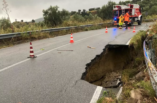 Per il maltempo cede strada nel Crotonese, automobilisti soccorsi sulla SS107: disagi alla circolazione