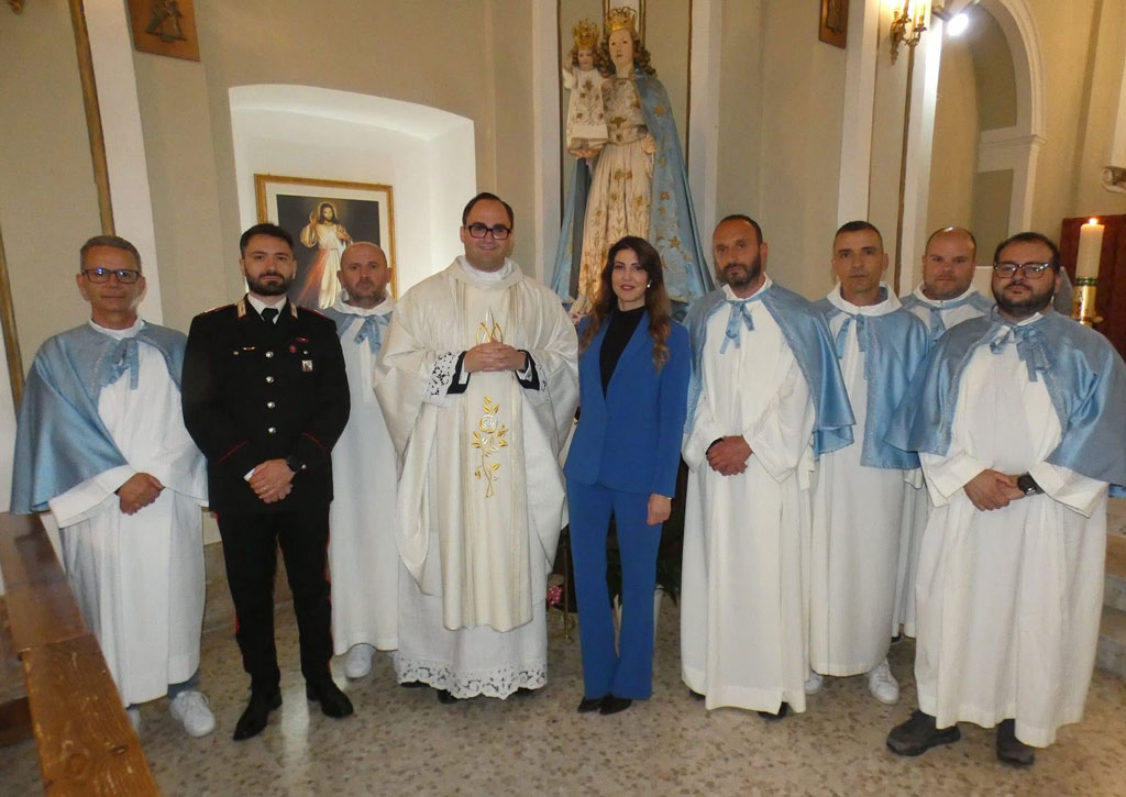 Papa Leone XIV dona la corona del Santo Rosario alla statua della parrocchia di Serrastretta