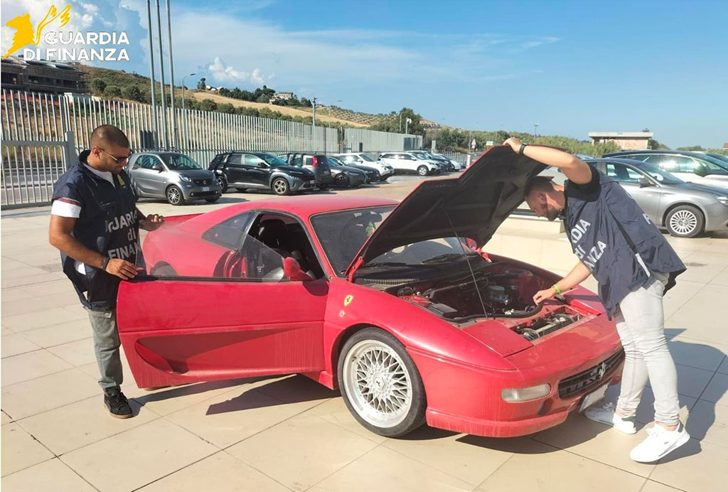 Gdf scopre falsa Ferrari a Catanzaro, distrutti componenti contraffatti