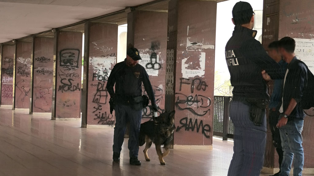 Questura di Catanzaro, controlli Polizia per prevenzione spaccio di droga e detenzione armi vicino istituti scolastici
