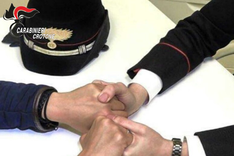 Finto carabiniere truffa un’anziana a Crotone: denunciato 50enne
