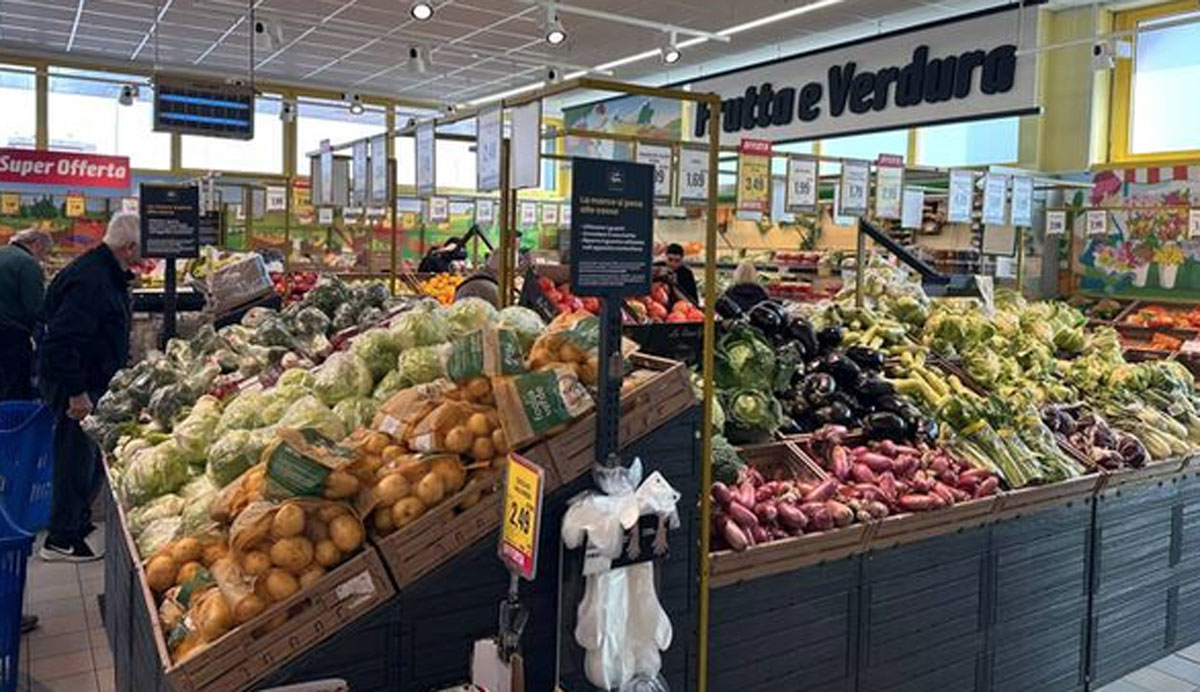 Frutta e verdura tornano nei supermercati in Calabria dopo stop protesta tir, proseguono presidi agricoltori in Calabria