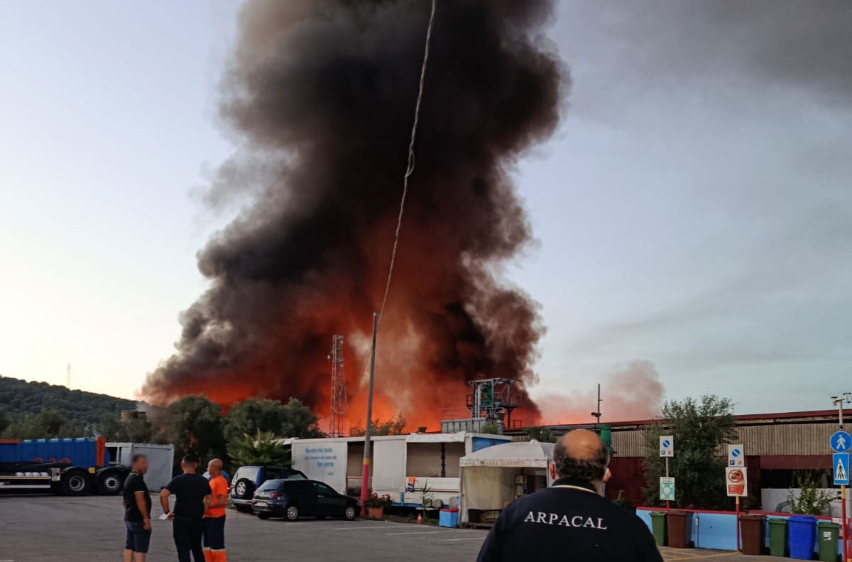 Incendio a Palmi, Arpacal avvia attività di monitoraggio ambientale