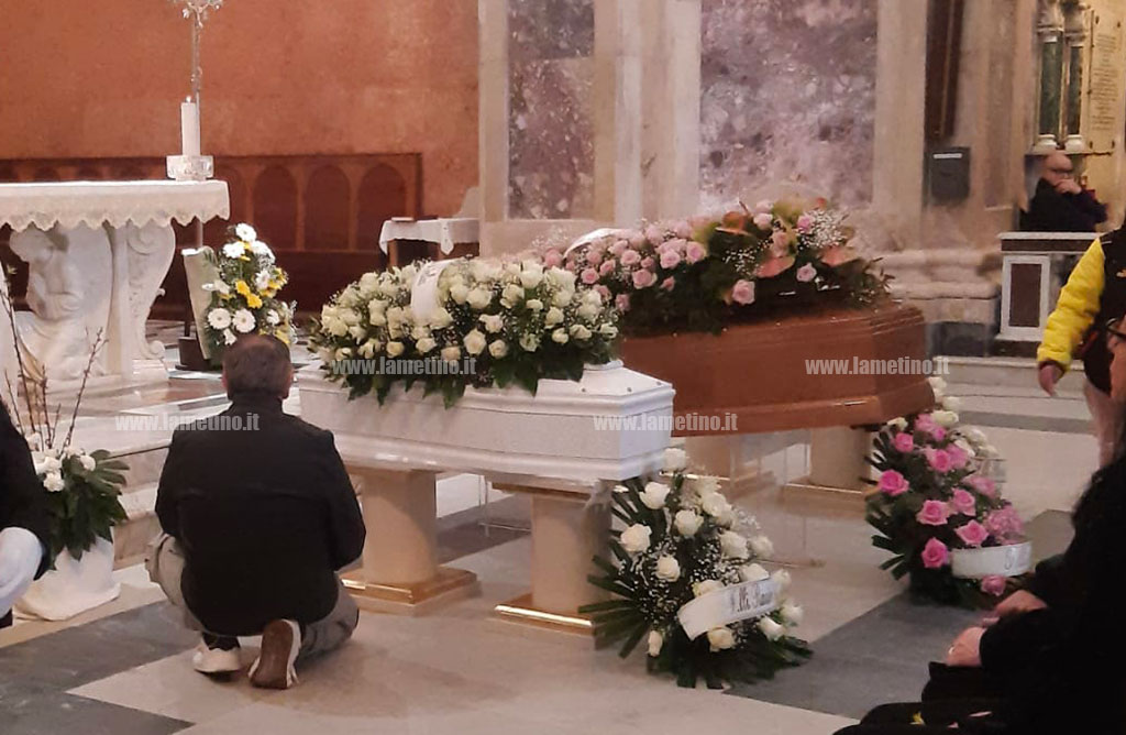 L’addio ad Anna e i suoi figli a Catanzaro: “Trasformare il dolore in cura reciproca” - Video