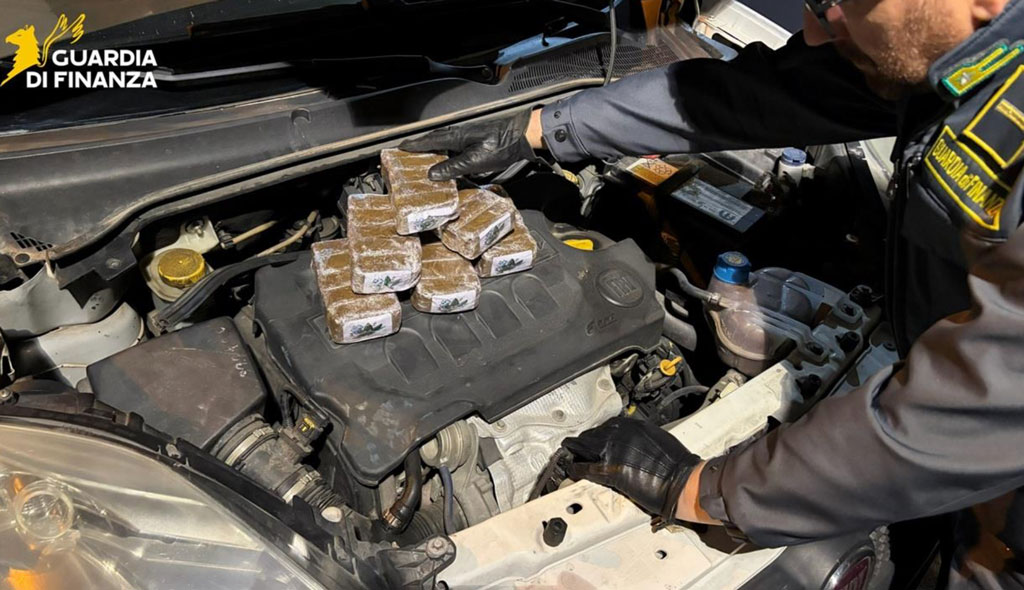 Operazione "Staffetta", sequestrati oltre 8 kg di hashish per 100 mila euro: arrestato un corriere a Cosenza