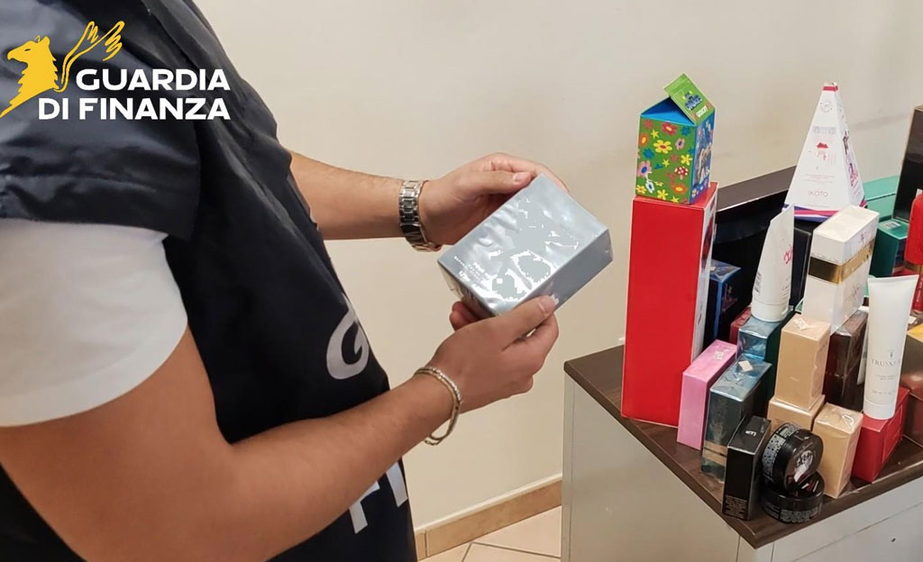 Cosmetici nocivi alla salute, GdF Catanzaro sequestra oltre 40mila confezioni con sostanza cancerogena "Lilial"