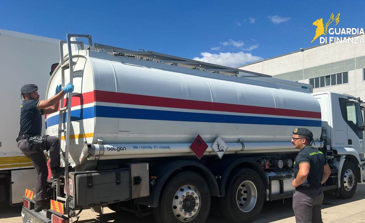 Sequestrata autobotte con 7mila litri di gasolio irregolare,