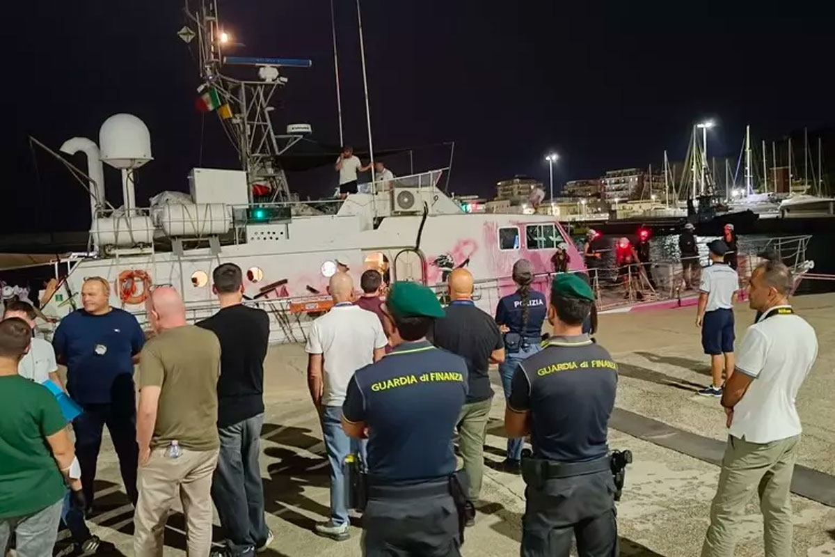 Arrivati nel porto di Crotone 42 migranti soccorsi dalla Louise Michel